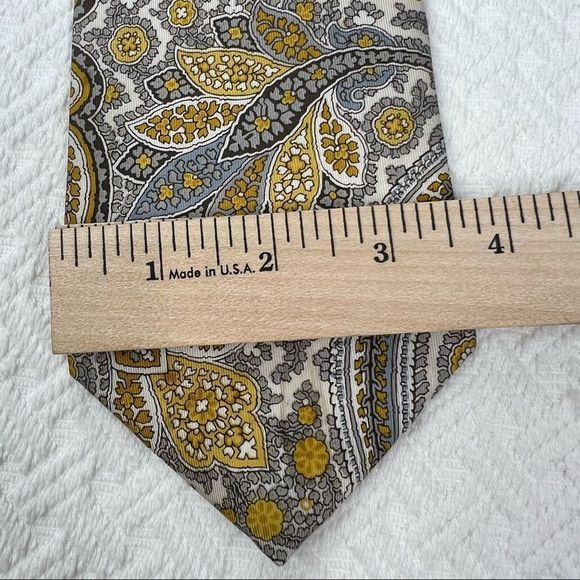 Banana Republic 100% Silk tie - Picture 8 of 10